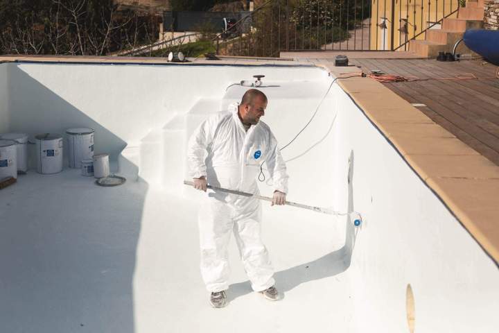 Découvrez mon parcours et ma passion pour la rénovation de piscines.